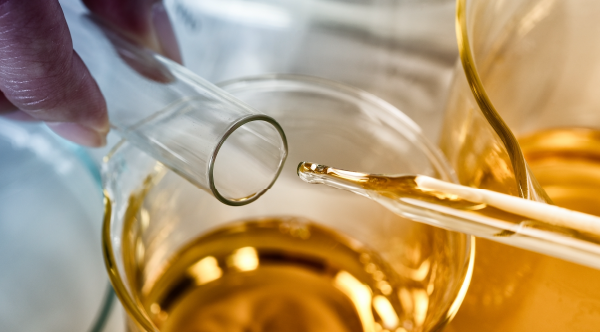 <img class="alignright size-full wp-image-788" style="width: inherit" src="https://solven.com.br/wp-content/uploads/2016/08/produtos_solven.jpg" alt="Thinners e Solventes Solven" width="267" height="192" />Os solventes ecológicos são fluidos hidrogenados compostos principalmente de hidrocarbonetos alifáticos e naftênicos, severamente hidrogenados, prontamente biodegradáveis e com odor pouco pronunciado.
São classificados pelas faixas de destilação e ponto de fulgor.