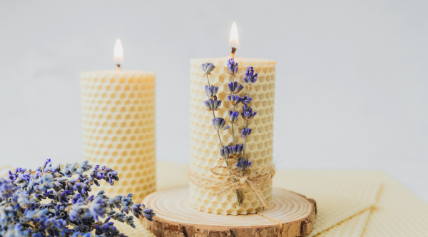 <img class="size-full wp-image-794 alignright" style="width: inherit" src="https://solven.com.br/wp-content/uploads/2015/11/Parafinas.jpg" alt="Parafinas" width="267" height="192" />

As parafinas são compostas de uma mistura de hidrocarbonetos saturados de alto peso molecular. Possuem seus átomos de carbono organizados em cadeias abertas, utilizando apenas ligações simples, podendo ser cadeias normais ou ramificadas. O alto grau de refino a que são submetidas faz com que possuam cor branca e excelente estabilidade química. Recebem classificação quanto ao ponto de fusão.