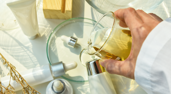 <img class="alignright size-full wp-image-788" style="width: inherit" src="https://solven.com.br/wp-content/uploads/2016/08/produtos_solven.jpg" alt="Thinners e Solventes Solven" width="267" height="192" />Os solventes ecológicos são fluidos hidrogenados compostos principalmente de hidrocarbonetos alifáticos e naftênicos, severamente hidrogenados, prontamente biodegradáveis e com odor pouco pronunciado.
São classificados pelas faixas de destilação e ponto de fulgor.