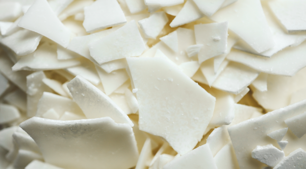 <img class="size-full wp-image-794 alignright" style="width: inherit" src="https://solven.com.br/wp-content/uploads/2015/11/Parafinas.jpg" alt="Parafinas" width="267" height="192" />

As parafinas são compostas de uma mistura de hidrocarbonetos saturados de alto peso molecular. Possuem seus átomos de carbono organizados em cadeias abertas, utilizando apenas ligações simples, podendo ser cadeias normais ou ramificadas. O alto grau de refino a que são submetidas faz com que possuam cor branca e excelente estabilidade química. Recebem classificação quanto ao ponto de fusão.